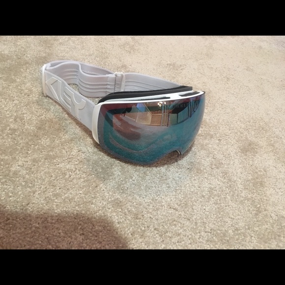 Brand new Oakley goggles never worn no box - Picture 2 of 3